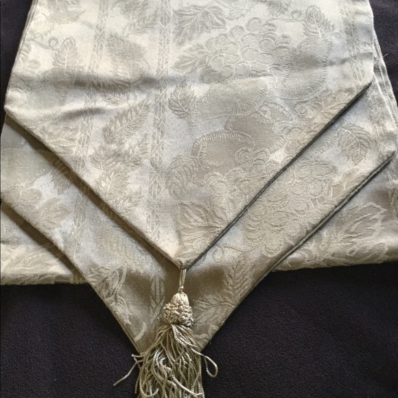 Table runners - Picture 5 of 8